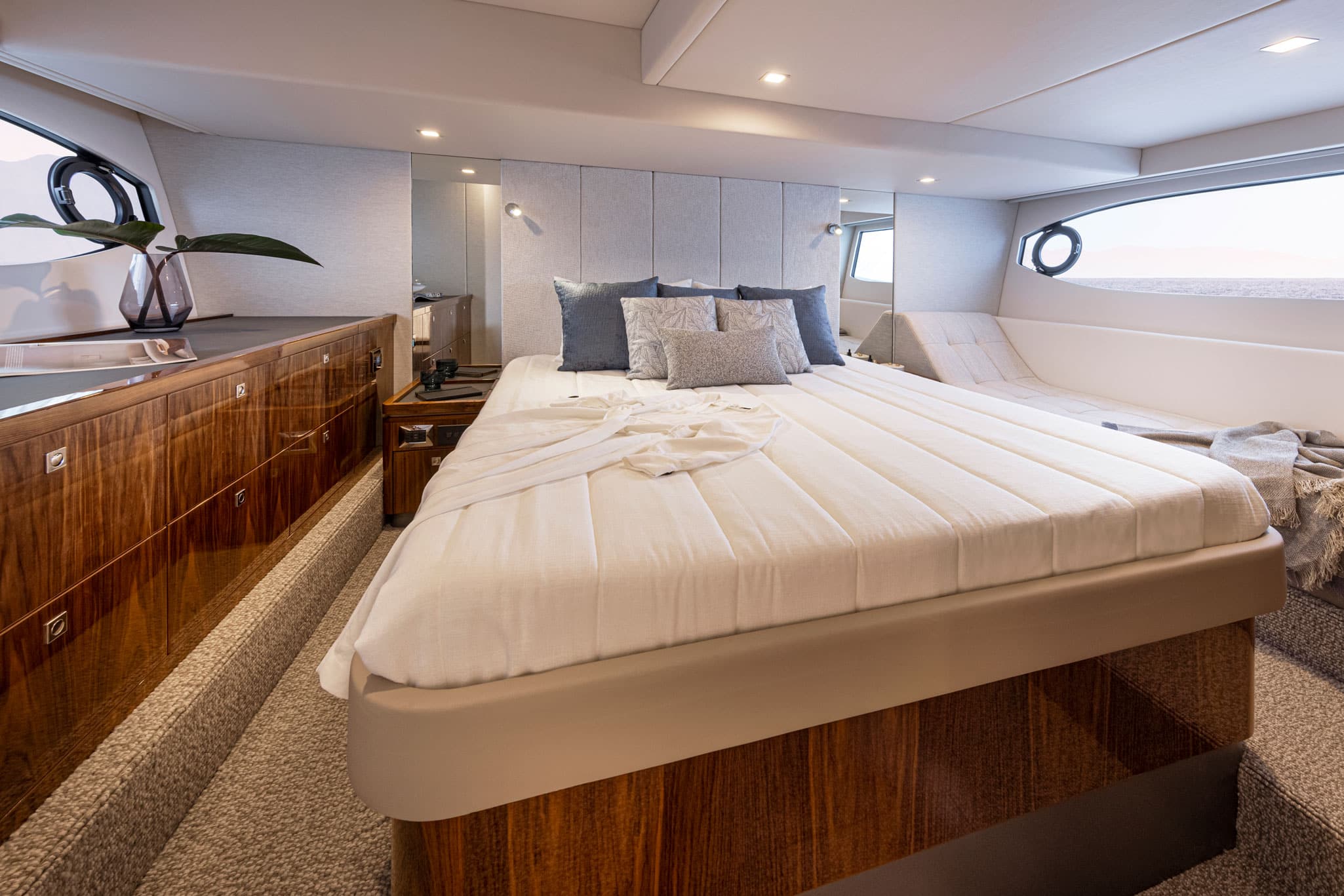 A contemporary new profile of the 4600 Sport Yacht creates more volume, offering a spacious cockpit, luxurious saloon and a generous three-stateroom accommodation deck boasting a full-beam master suite.