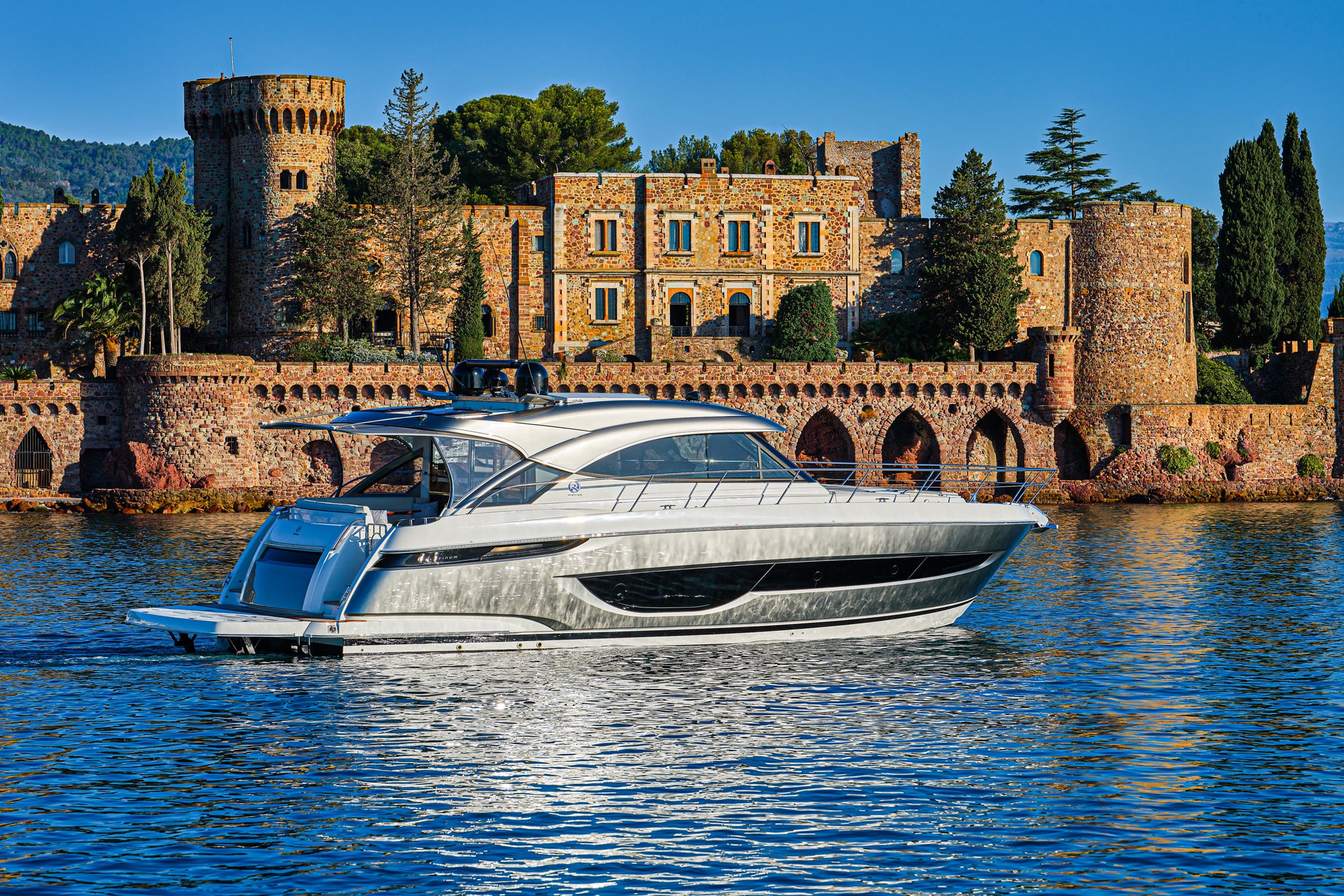 A contemporary new profile of the 4600 Sport Yacht creates more volume, offering a spacious cockpit, luxurious saloon and a generous three-stateroom accommodation deck boasting a full-beam master suite.