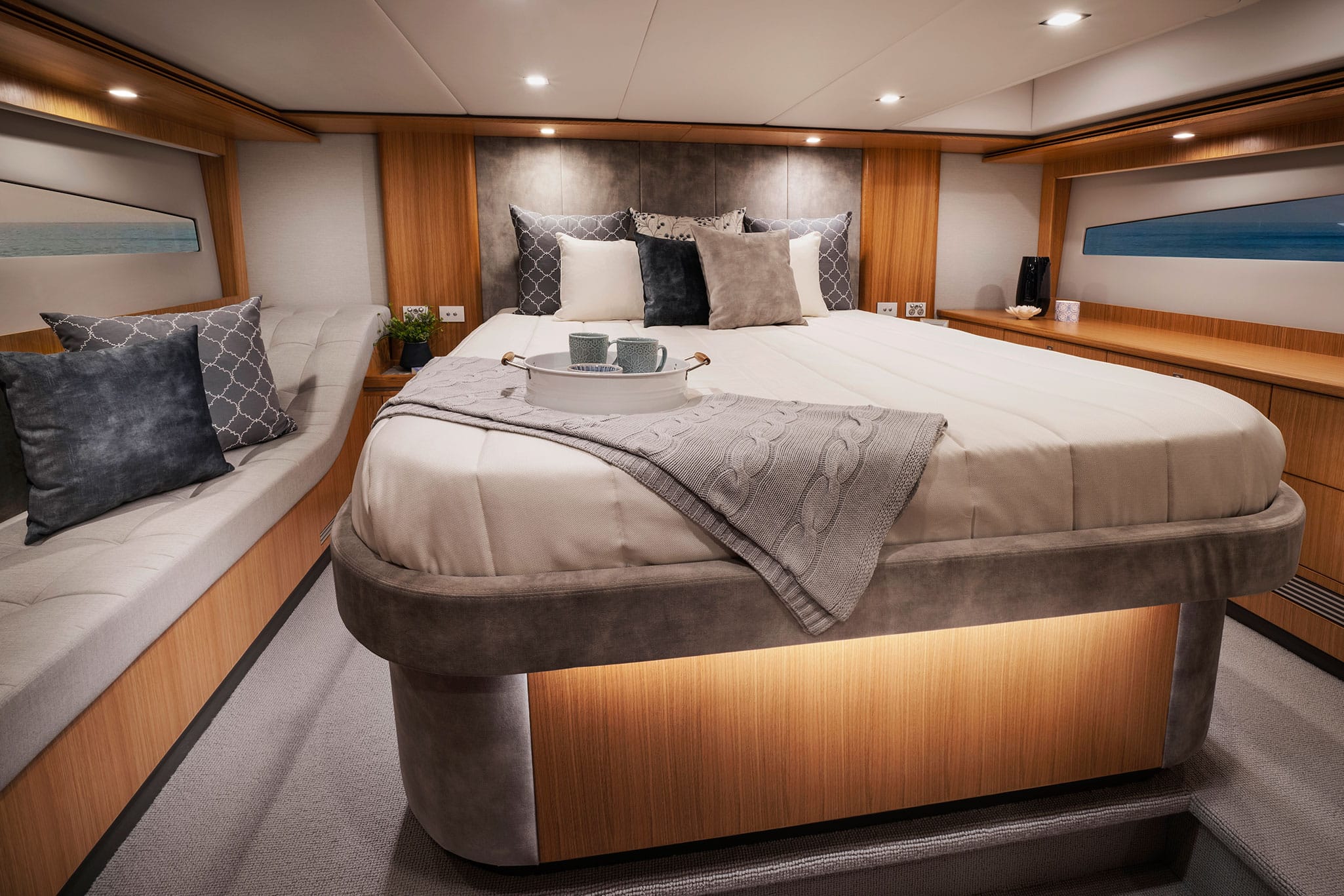Symmetry, luxury, aerodynamics and practicality. The Riviera 5400 Sport Yacht Platinum Edition has it all and in just the right proportions.