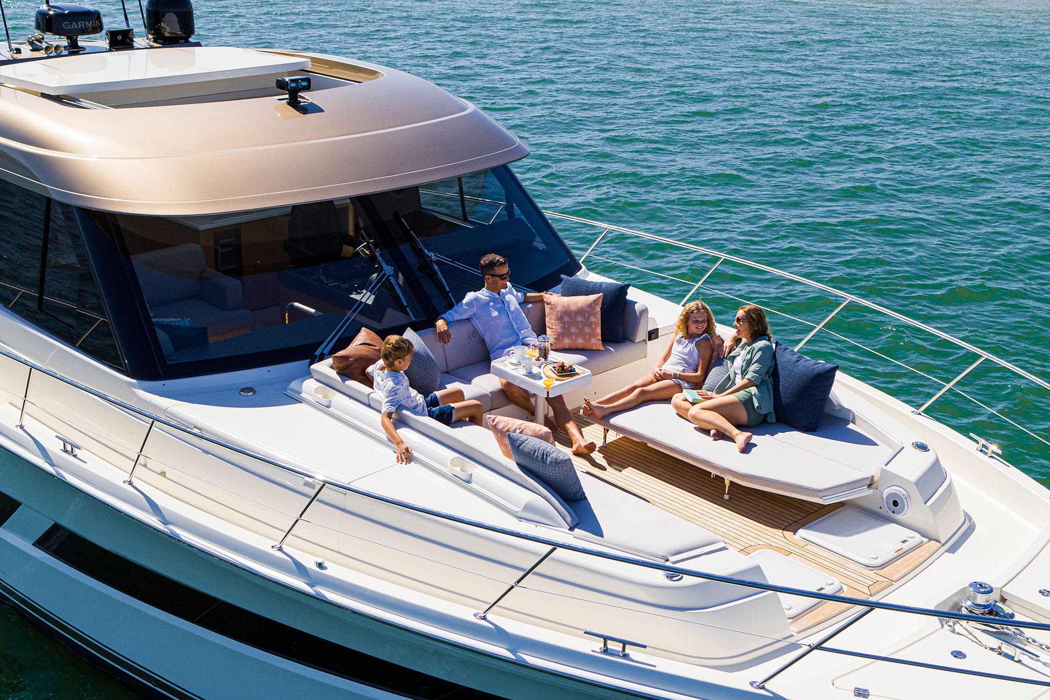 The 585 SUV treats family and friends to a relaxed foredeck entertaining area.