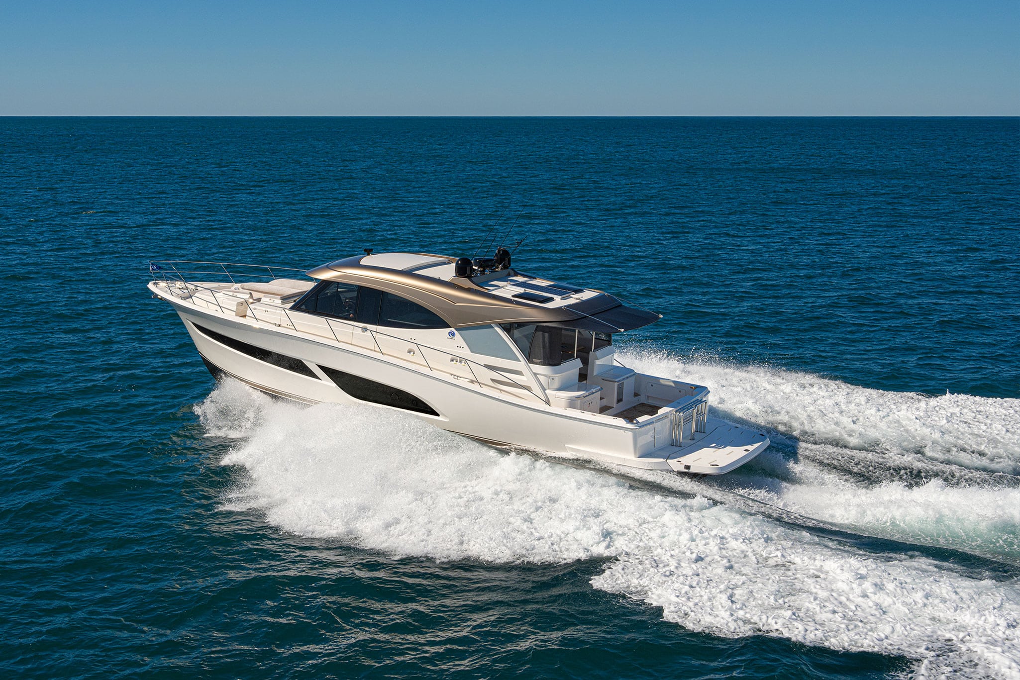 The 585 SUV provides welcoming spaces from stem to stern, offering exceptional comfort, while enhancing the superb indoor/outdoor lifestyle features.