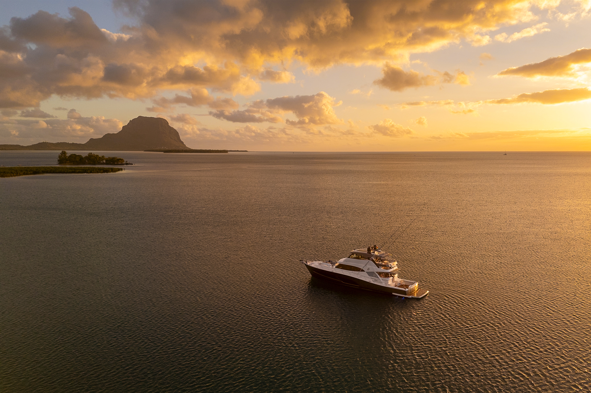 A new era of guest experience awaits the Riviera 72 Sports Motor Yacht - Le Mercoeur.