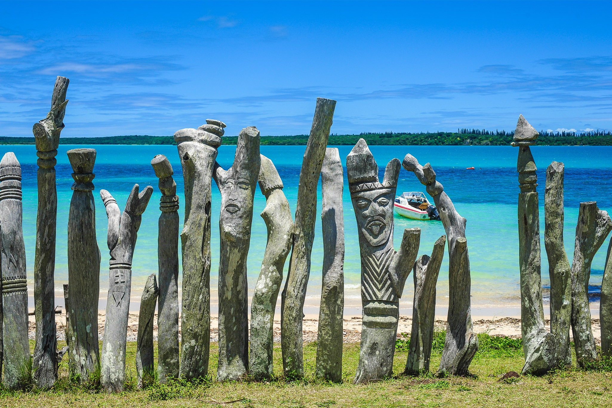 When visiting the islands, you can’t miss its secluded coves, majestic mountain peaks, and lush forests.