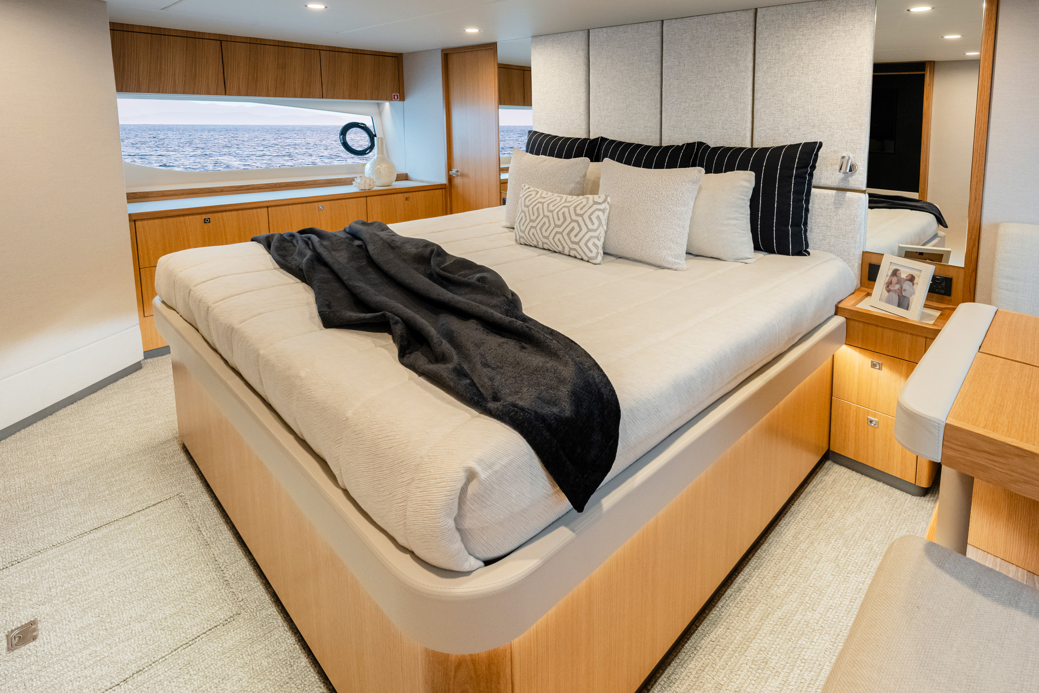 Onyx---Master-Stateroom-01