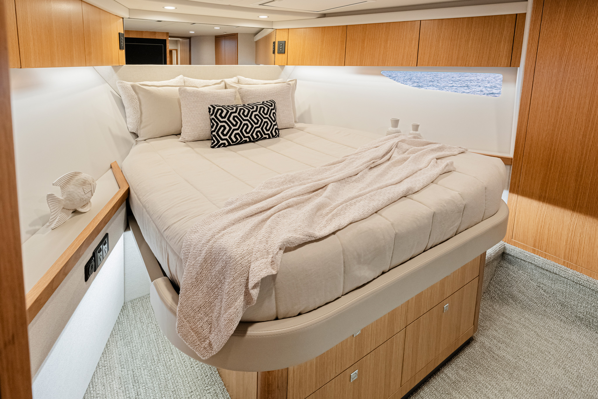 Onyx---VIP-Stateroom-01