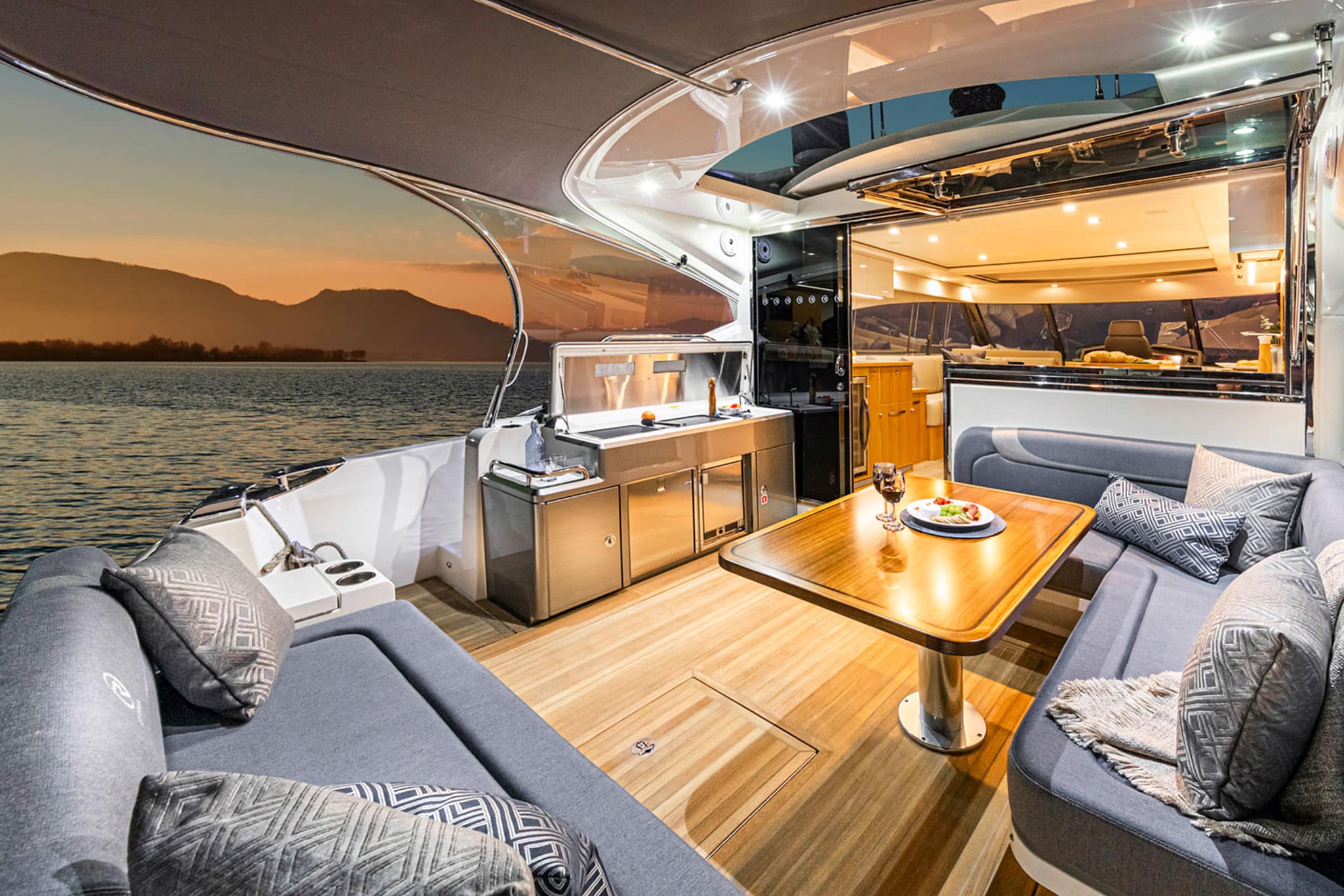 With flowing elegant contours in a gleaming colour palette of silver grey, black and white, the Riviera 5400 Sport Yacht Platinum Edition features all manner of desirable new platinum aesthetics