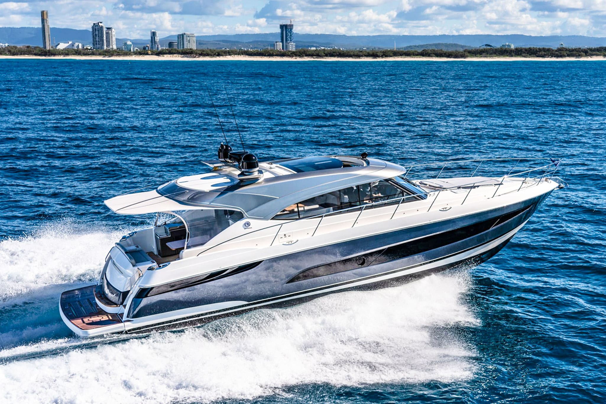 With flowing elegant contours in a gleaming colour palette of silver grey, black and white, the Riviera 5400 Sport Yacht Platinum Edition features all manner of desirable new platinum aesthetics