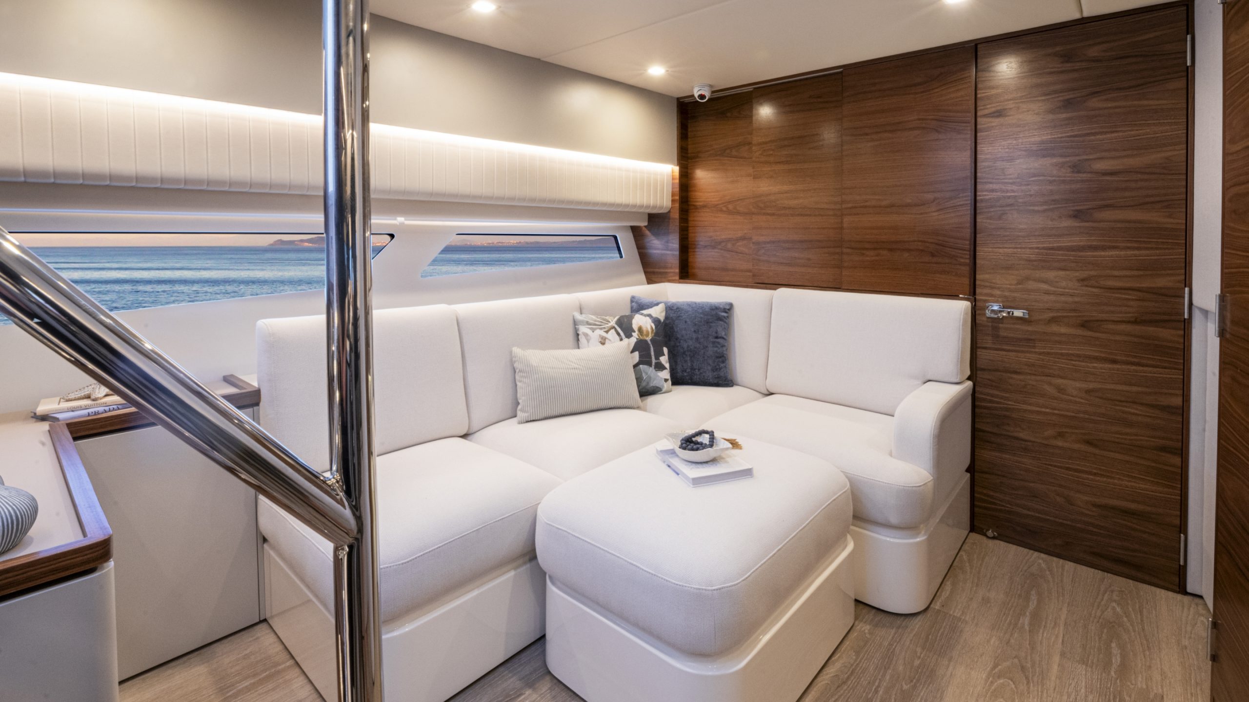 Riviera 4300 Sports Express Living Deck 03
