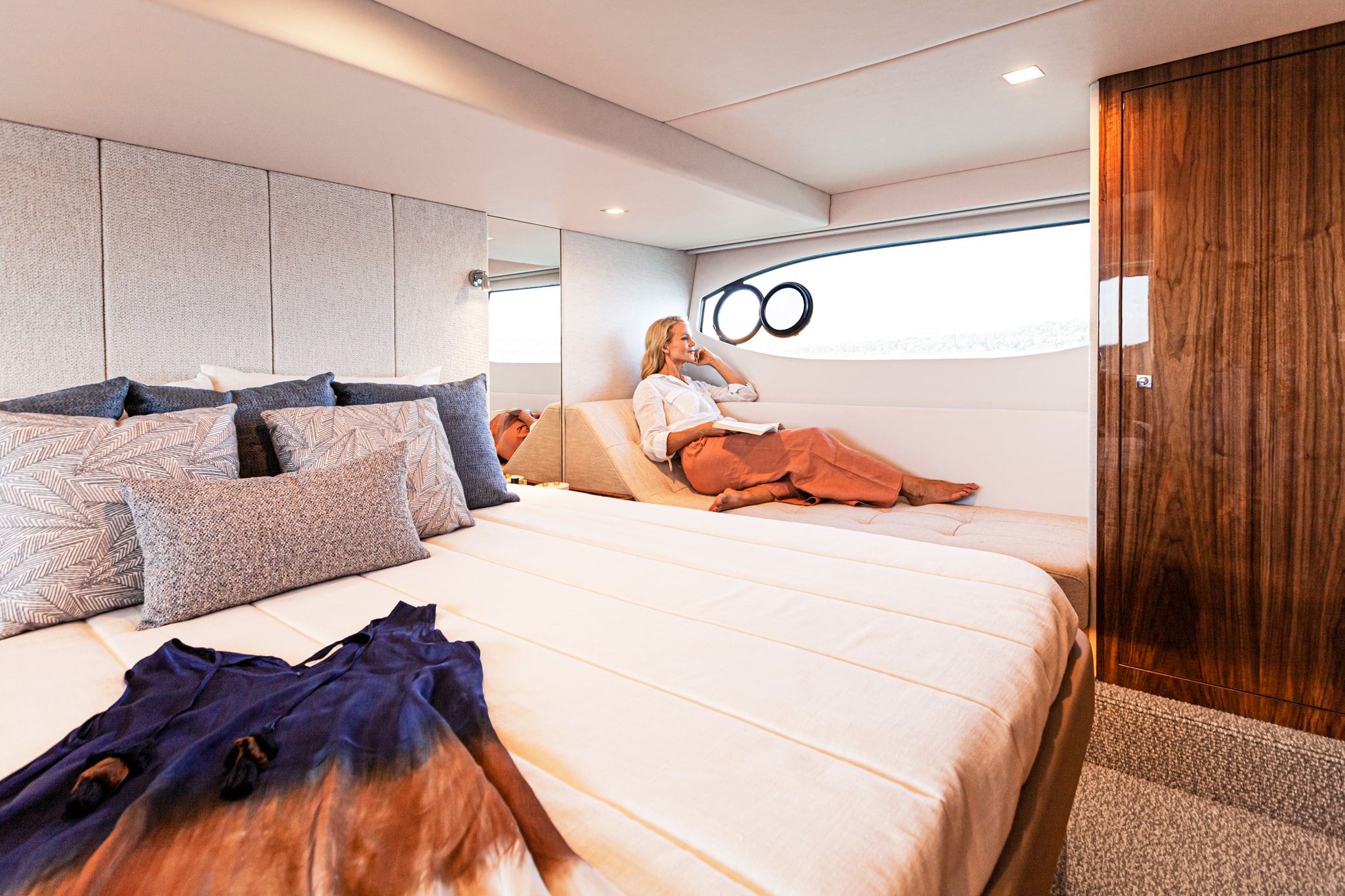 The platinum luxurious interior appointments of the 4600 Sport Yacht set this yacht apart from others in her class.