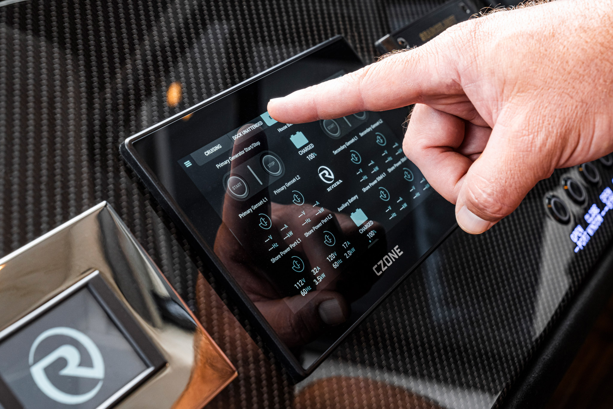 Leaving your yacht at the end of the day is as simple as selecting the Dock Unattended Mode. The courtesy lights allow you to disembark before they turn off.