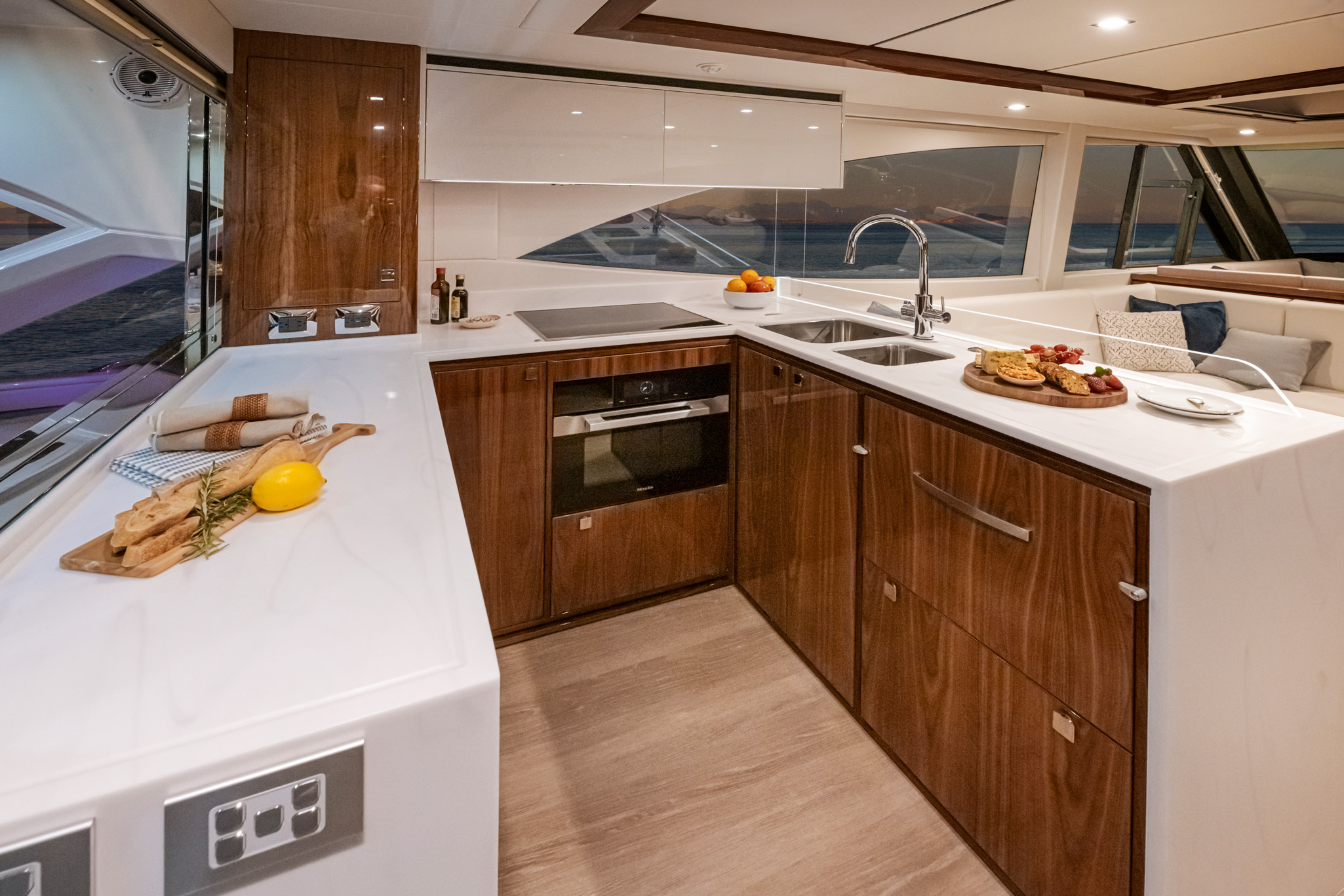 The inspiring and superbly equipped U-shaped galley.