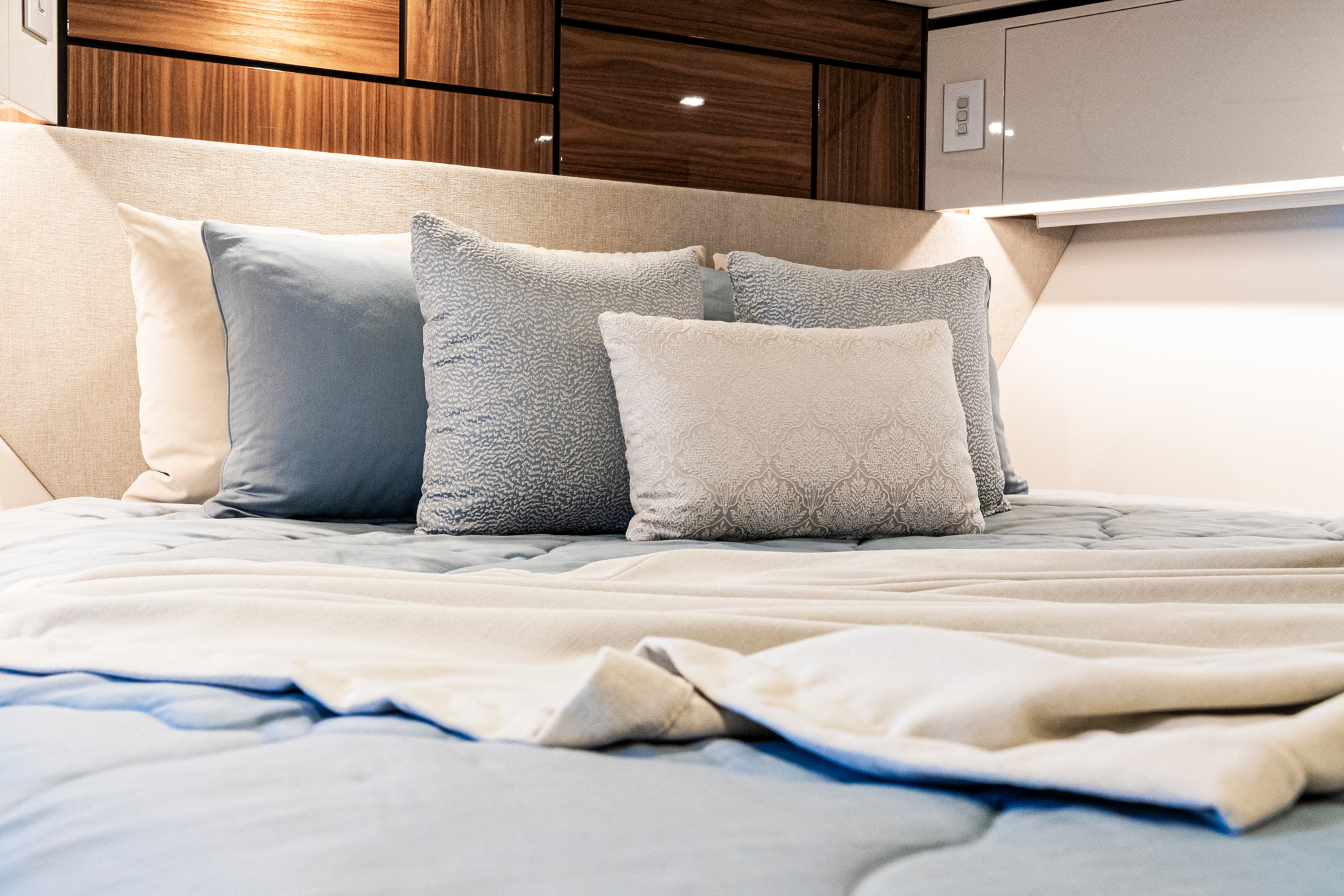 Riviera-Decor---Wedgewood-Range-VIP-Stateroom-Detail-06