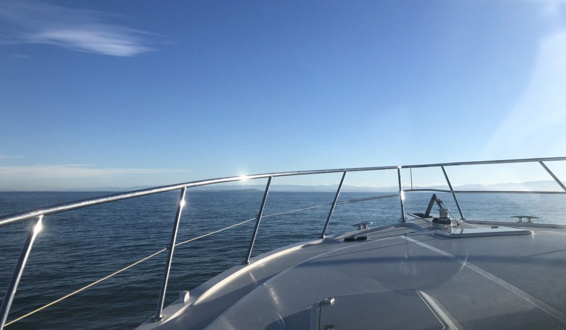 Optm-Isobar-gleaming-as-she-skims-south-along-the-North-Island-in-her-delivery-crossing