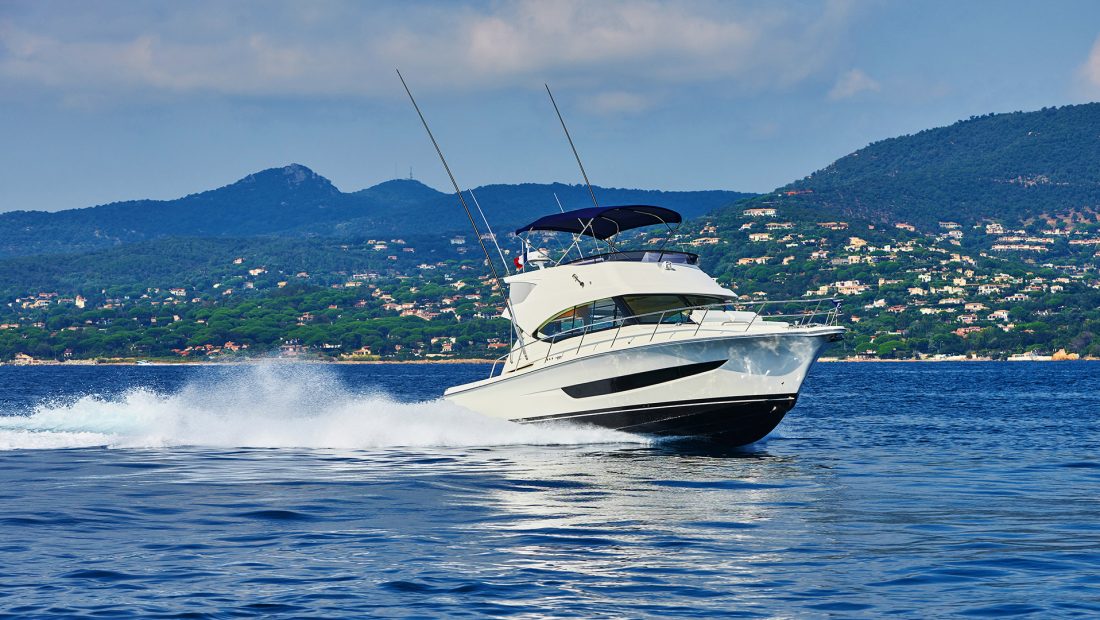 Riviera-39-Open-Flybridge-Running-05_edit