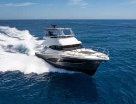 Riviera-46-Sports-Motor-Yacht-Running-03