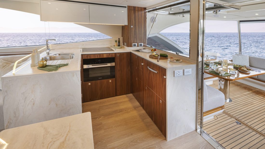 Riviera 6200 Sport Yacht PE Galley 01