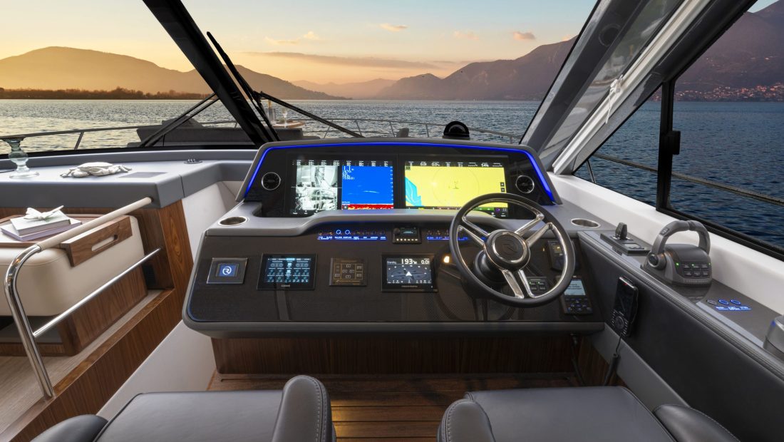 Riviera 6200 Sport Yacht PE Helm 01