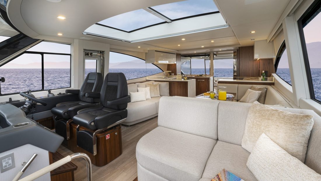 Riviera 6200 Sport Yacht PE Saloon 01