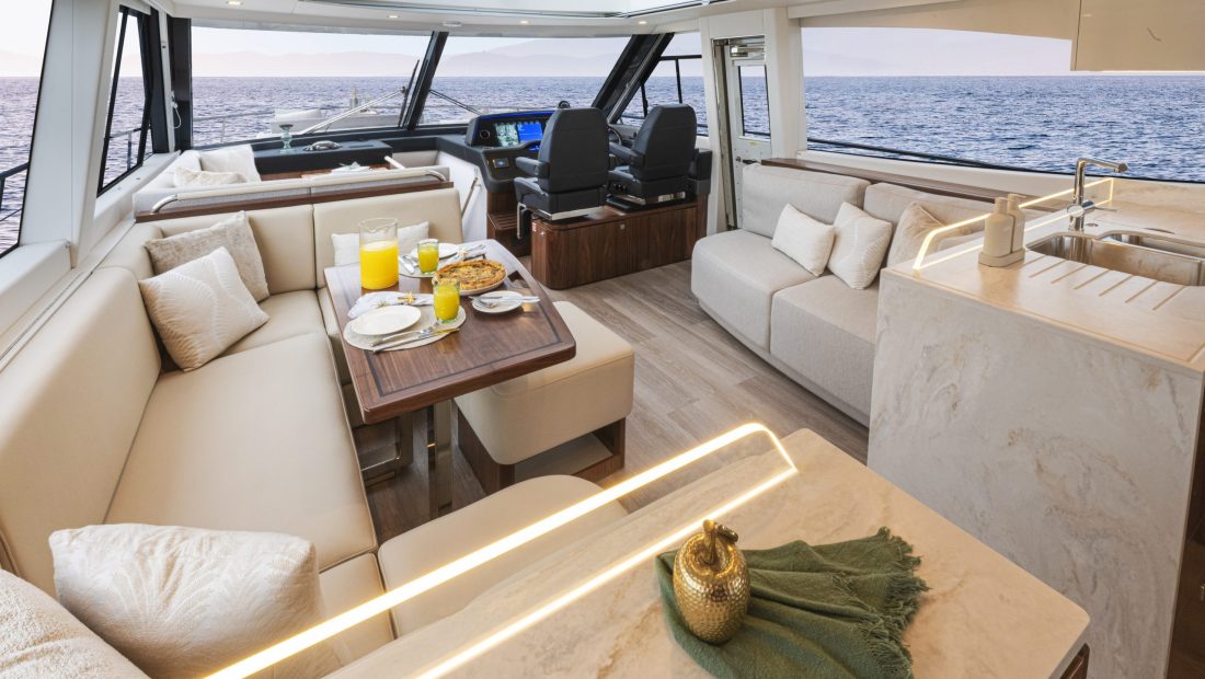 Riviera 6200 Sport Yacht PE Saloon 02