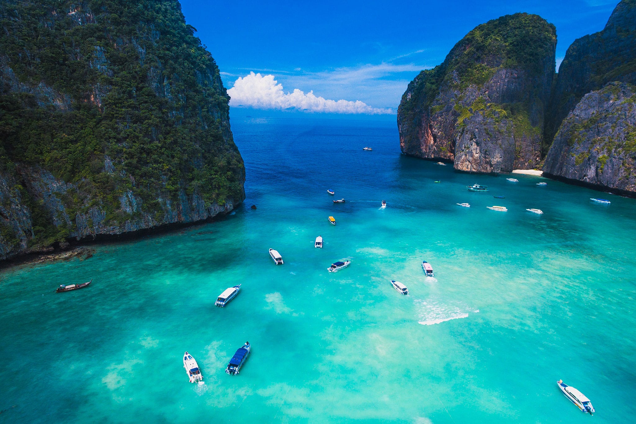 Exotic beaches and sensational scuba diving are just two aspects of boating in Phuket that the owners of the 4600 Sport Yacht will enjoy.