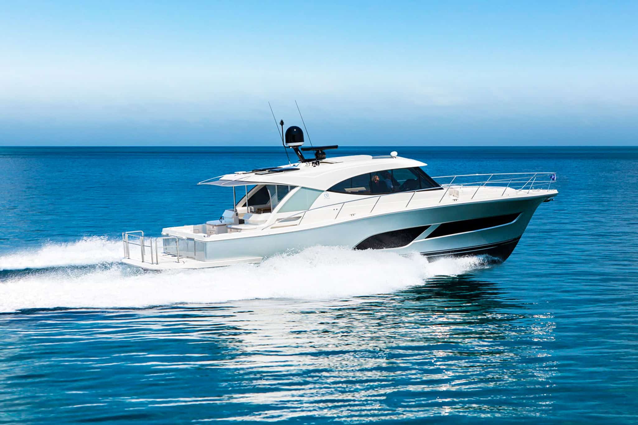 The 505 SUV boasts the same pedigree as a single-level, alfresco entertainer with thrilling blue water ability plus the added dimension of the magnificent mezzanine