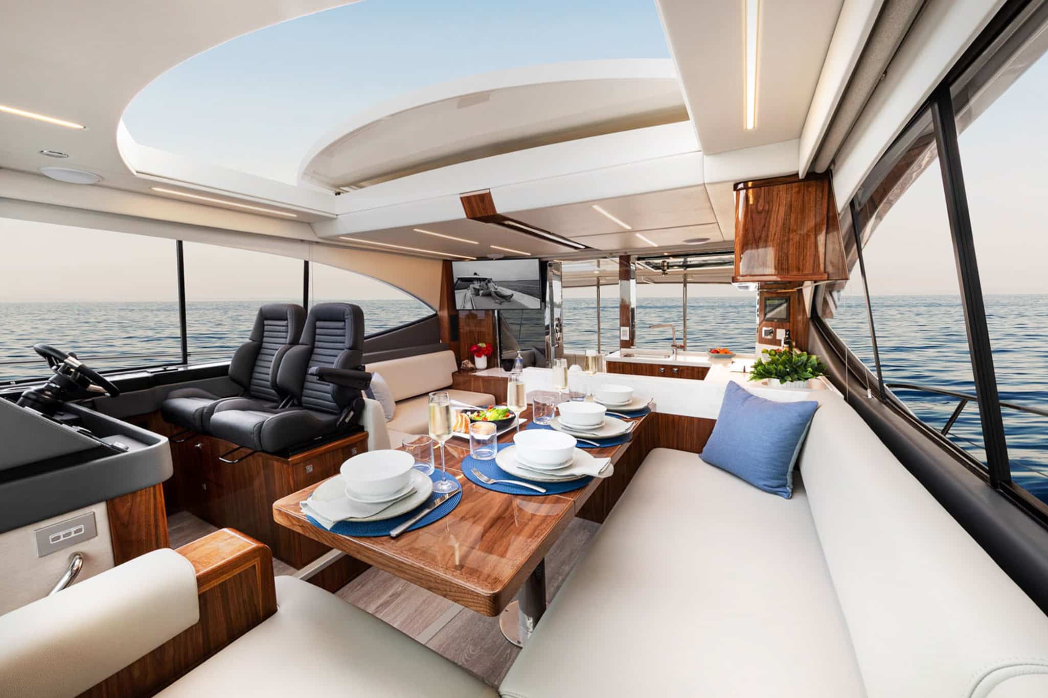 The 505 SUV boasts the same pedigree as a single-level, alfresco entertainer with thrilling blue water ability plus the added dimension of the magnificent mezzanine